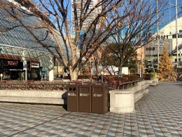 保護中: 東京ドームシティ ゴミ箱塗り替え工事