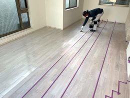 着色ムラができないように一スパンごとに施工