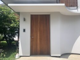 外壁はオフホワイトのグラナダフレッシュ