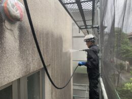 既存外壁洗浄中