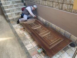 既存のドアの下場を調整中