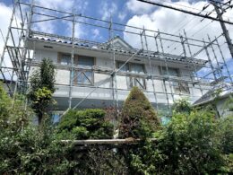 外壁は真っ白なグラナダフレッシュ