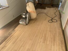 ウレタン塗膜をフロアーサンダーにて研磨中