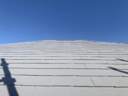 スレート材の重なり部分にタスペーサーが挿入され、毛細管現状で起こさないように適切な隙間が空けています