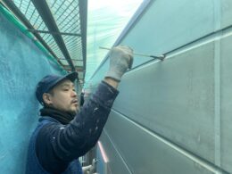 一枚毎に仕上げるため凹ぶは刷毛塗り