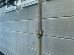 経年の雨垂れによる汚れ跡のような塗膜の劣化