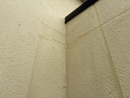 足場を上り既存シーリングの状態とひび割れのチェック
