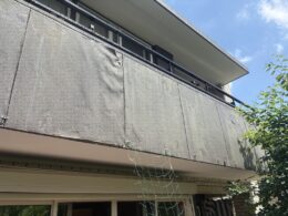 天端と手摺周辺から雨水が浸入することで外壁が水膨れに様な状態になっています