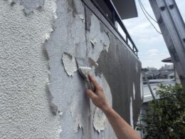 手工具はもとよりサンダーを使用し浮き塗膜を除去します