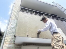 カチオン系フィラー（セメントフィラー）で壁面の段差を平滑にします