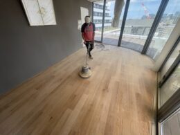 ポリッシャーによる木肌調整