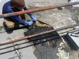 防水塗膜の不具合にカッターできってみると水が