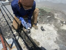 電動工具により剥がし作業