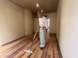 トップコート準備のため入念な清掃