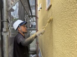 スタッコ外壁の陰影を活かす