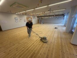 ポリッシャー研磨による木肌調整