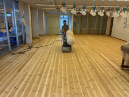 １回目の粗掛け研磨よりも細かいサンドペーパーを使用し中掛け研磨