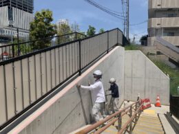 東池袋のコンクリート壁面へ落書き防止塗装を施工