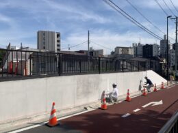 ボンフロン落書防止エナメルGTを均一に塗装する職人