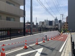 道路沿いで安全区画を設けて進める落書き防止塗装