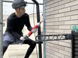 サイディング目地へオートンサイディングシーラントを充填