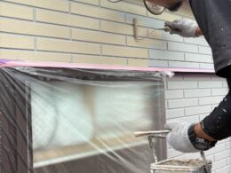 短毛ローラーでタイル調外壁の凸部だけをベージュに塗装