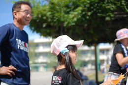 子どもを見守る佐々木さん