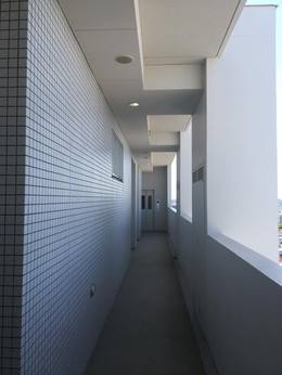 共用廊下面は壁面と鉄部塗装