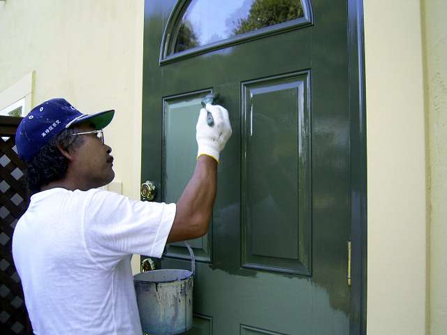 外部木製ドアをウレタン樹脂エナメル塗料で塗り替え