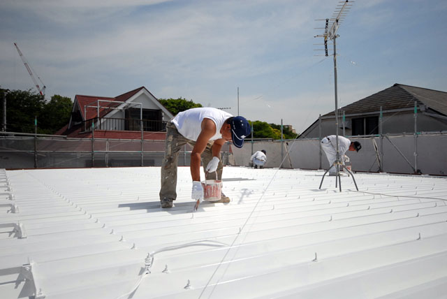 鋼鈑屋根：サーモアイSi（ホワイト）上塗り１回目施工中