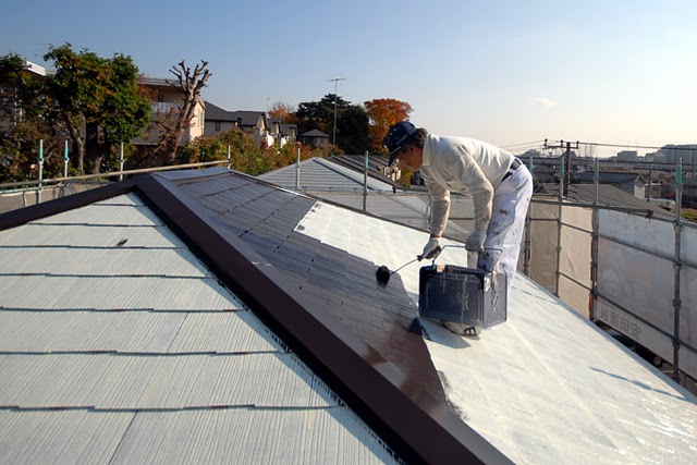 スレート屋根：サーモアイSi 上塗り１回目施工中