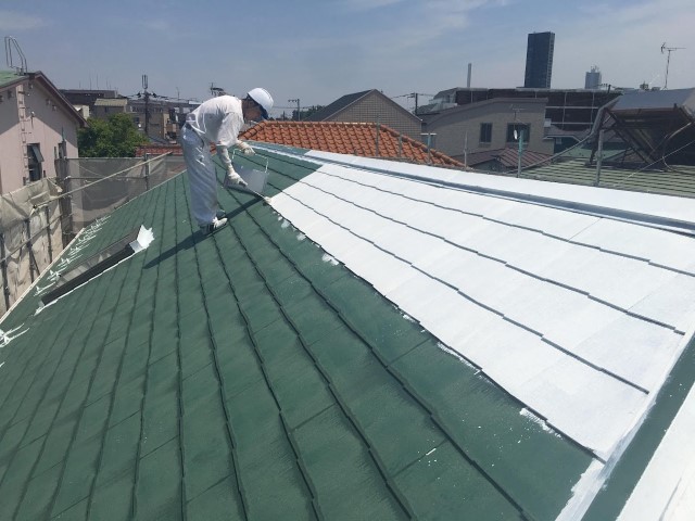 屋根塗装における下塗り(遮熱プライマー)