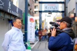 取材を受ける池田事務局長