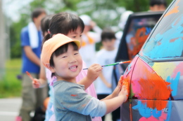 子供でも描きやすい刷毛でペイント【好川産業様】