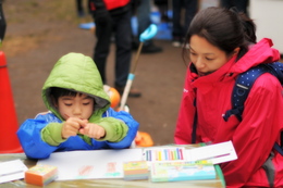 子供を見守る母